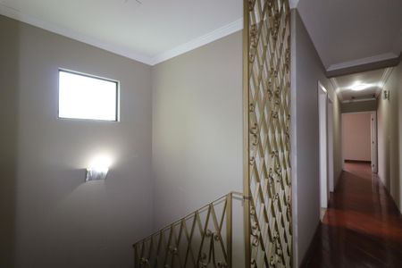 Casa à venda com 240m², 3 quartos e 5 vagasCorredor piso superior