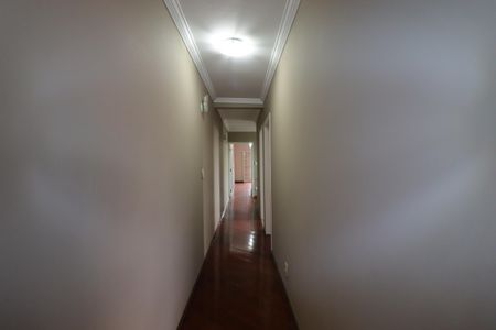 Casa à venda com 240m², 3 quartos e 5 vagasCorredor piso superior