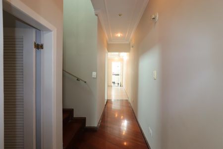 Casa à venda com 240m², 3 quartos e 5 vagasCorredor piso inferior