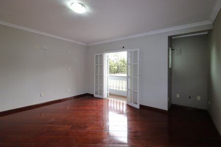 Casa à venda com 240m², 3 quartos e 5 vagasSuíte