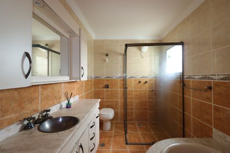 Casa à venda com 240m², 3 quartos e 5 vagasBanheiro da Suíte