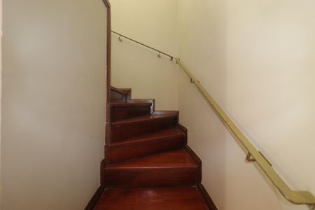 Casa à venda com 240m², 3 quartos e 5 vagasEscada piso superior