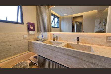 Apartamento à venda com 216m², 4 quartos e 4 vagasBanheiro da Suíte 2