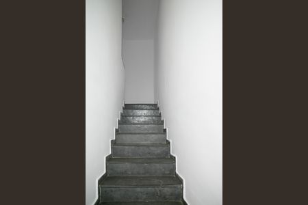 Casa à venda com 120m², 2 quartos e 4 vagas Casa à venda com 120m², 2 quartos e 4 vagasEscada para Dormitórios