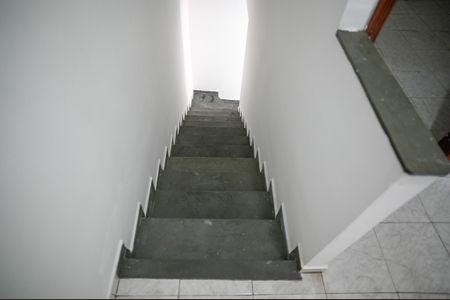 Casa à venda com 120m², 2 quartos e 4 vagas Casa à venda com 120m², 2 quartos e 4 vagasEscada para Dormitórios