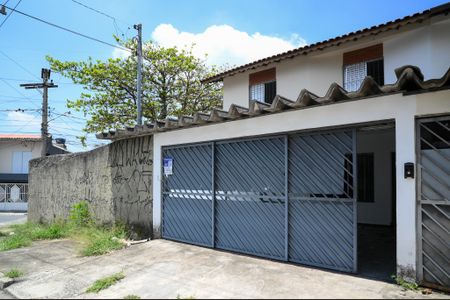Casa à venda com 120m², 2 quartos e 4 vagas Casa à venda com 120m², 2 quartos e 4 vagasFachada