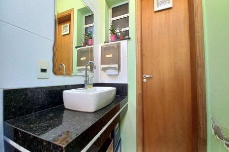 Casa à venda com 259m², 3 quartos e 15 vagas Casa à venda com 259m², 3 quartos e 15 vagasBanheiro de Serviço