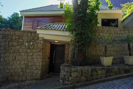 Casa à venda com 220m², 4 quartos e 2 vagas