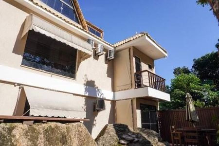 Casa à venda com 220m², 4 quartos e 2 vagas