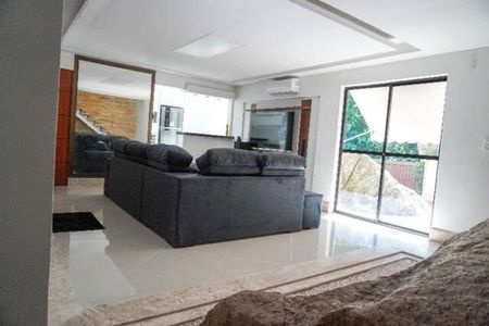 Casa à venda com 220m², 4 quartos e 2 vagas