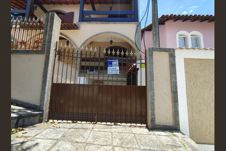 Casa de condomínio à venda com 351m², 4 quartos e 4 vagasFachada