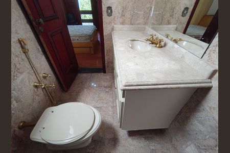 Casa de condomínio à venda com 351m², 4 quartos e 4 vagasBanheiro da Suíte 1