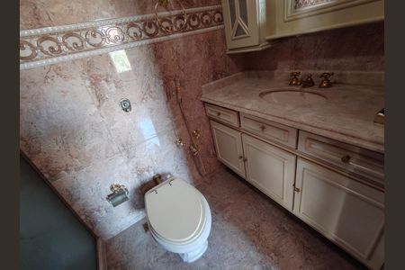 Casa de condomínio à venda com 351m², 4 quartos e 4 vagasBanheiro da Suíte 2