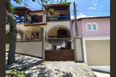 Casa de condomínio à venda com 351m², 4 quartos e 4 vagasFachada