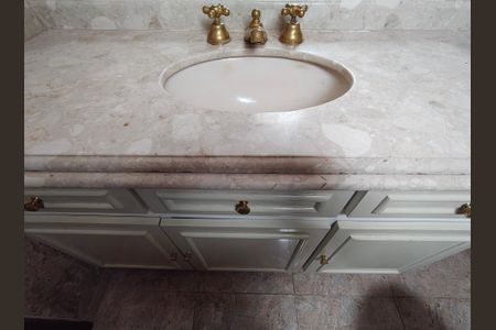 Casa de condomínio à venda com 351m², 4 quartos e 4 vagasBanheiro da Suíte 1