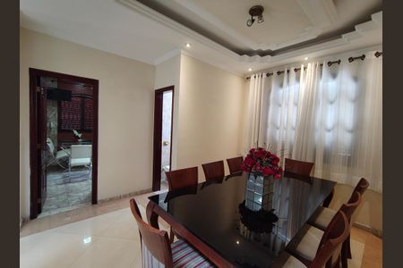 Casa de condomínio à venda com 351m², 4 quartos e 4 vagasSala