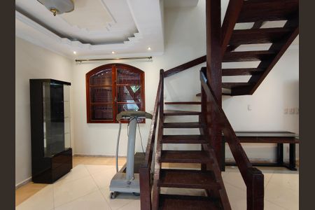 Casa de condomínio à venda com 351m², 4 quartos e 4 vagasEscada