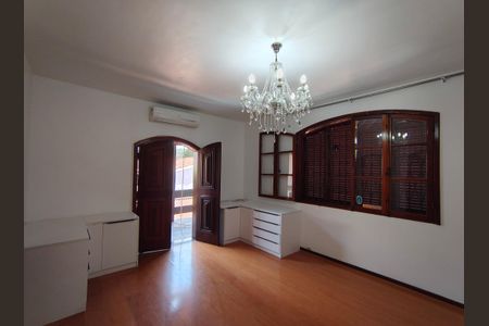 Casa de condomínio à venda com 351m², 4 quartos e 4 vagasSuíte 3