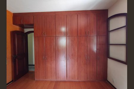 Casa de condomínio à venda com 351m², 4 quartos e 4 vagasSuíte 2