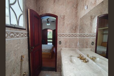 Casa de condomínio à venda com 351m², 4 quartos e 4 vagasBanheiro da Suíte 1