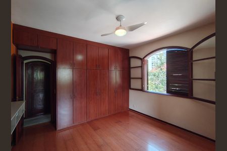 Casa de condomínio à venda com 351m², 4 quartos e 4 vagasSuíte 2