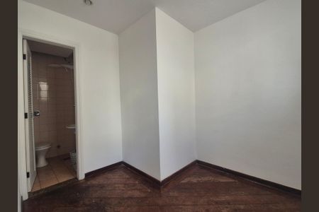 Apartamento à venda com 243m², 3 quartos e 3 vagas Apartamento à venda com 243m², 3 quartos e 3 vagasQuarto de Serviço