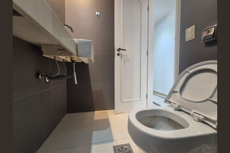 Apartamento à venda com 243m², 3 quartos e 3 vagas Apartamento à venda com 243m², 3 quartos e 3 vagasBanheiro Social