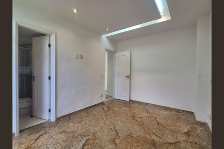 Apartamento à venda com 243m², 3 quartos e 3 vagas Apartamento à venda com 243m², 3 quartos e 3 vagasSuíte