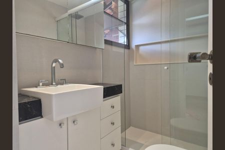 Apartamento à venda com 243m², 3 quartos e 3 vagas Apartamento à venda com 243m², 3 quartos e 3 vagasBanheiro da Suíte