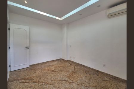 Apartamento à venda com 243m², 3 quartos e 3 vagas Apartamento à venda com 243m², 3 quartos e 3 vagasSuíte