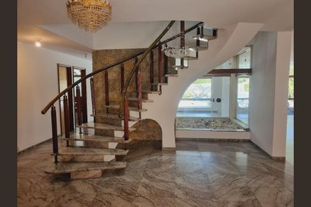 Casa à venda com 945m², 4 quartos e 4 vagas Casa à venda com 945m², 4 quartos e 4 vagasFoto 04