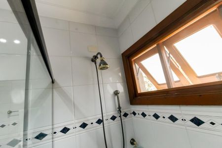 Casa à venda com 440m², 5 quartos e 4 vagasBanheiro da Suíte 4 - chuveiro