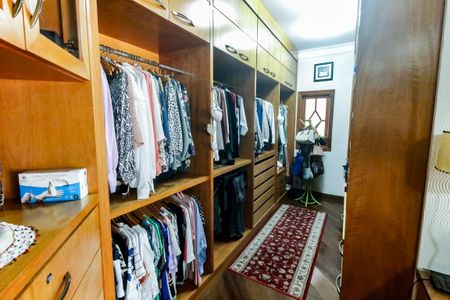 Casa à venda com 440m², 5 quartos e 4 vagasSuíte 1- Closet 2