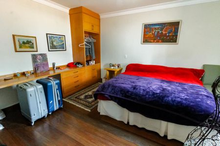 Casa à venda com 440m², 5 quartos e 4 vagasSuíte 2