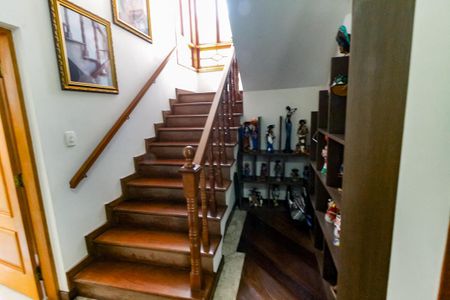 Casa à venda com 440m², 5 quartos e 4 vagas Casa à venda com 440m², 5 quartos e 4 vagasEscada acesso - Suítes