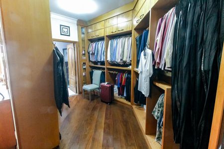 Casa à venda com 440m², 5 quartos e 4 vagasSuíte 1 - closet 1