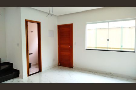 Casa à venda com 105m², 3 quartos e 2 vagas Casa à venda com 105m², 3 quartos e 2 vagasSala