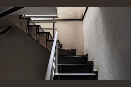 Casa à venda com 105m², 3 quartos e 2 vagas Casa à venda com 105m², 3 quartos e 2 vagasGaragem - escada de acesso