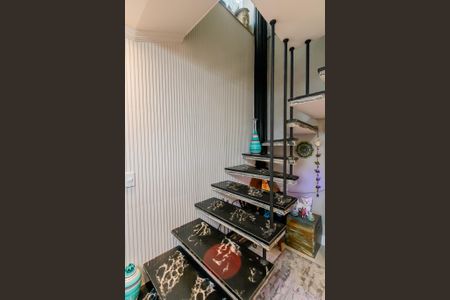 Casa à venda com 300m², 4 quartos e 2 vagasEscada