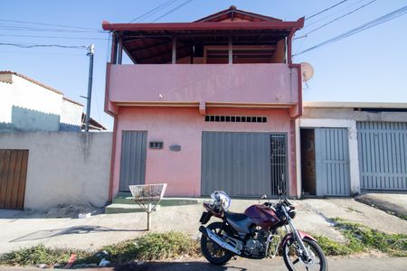 Casa à venda com 180m², 2 quartos e sem vaga Casa à venda com 180m², 2 quartos e sem vagaFachada