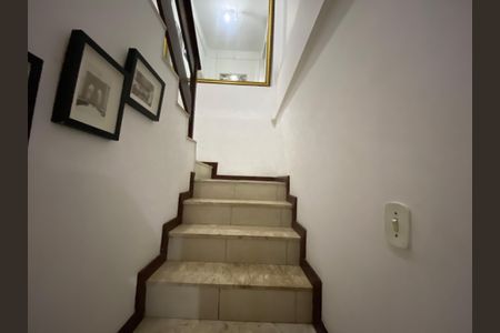 Casa à venda com 280m², 3 quartos e 2 vagas Casa à venda com 280m², 3 quartos e 2 vagasEscada