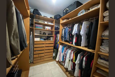 Casa à venda com 280m², 3 quartos e 2 vagas Casa à venda com 280m², 3 quartos e 2 vagasCloset Suite 1