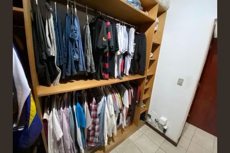 Casa à venda com 280m², 3 quartos e 2 vagas Casa à venda com 280m², 3 quartos e 2 vagasCloset Suite 1