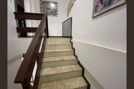 Casa à venda com 280m², 3 quartos e 2 vagas Casa à venda com 280m², 3 quartos e 2 vagasEscada