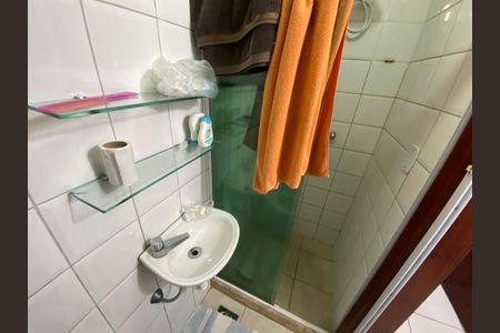 Casa à venda com 280m², 3 quartos e 2 vagas Casa à venda com 280m², 3 quartos e 2 vagasBanheiro Serviço