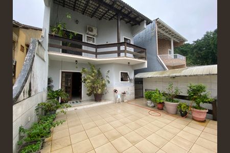 Casa à venda com 280m², 3 quartos e 2 vagas Casa à venda com 280m², 3 quartos e 2 vagasQuintal
