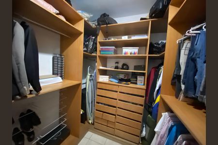 Casa à venda com 280m², 3 quartos e 2 vagas Casa à venda com 280m², 3 quartos e 2 vagasCloset Suite 1