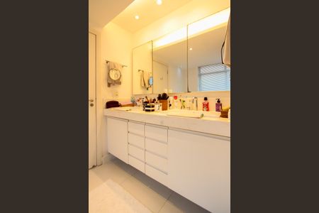 Apartamento à venda com 298m², 3 quartos e 2 vagasBanheiro - Quarto 1 suíte