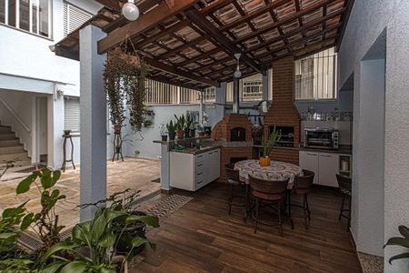 Casa à venda com 210m², 6 quartos e 2 vagas Casa à venda com 210m², 6 quartos e 2 vagasEspaço Gourmet