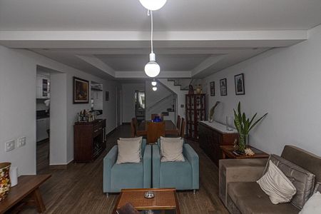 Casa à venda com 210m², 6 quartos e 2 vagas Casa à venda com 210m², 6 quartos e 2 vagasSala